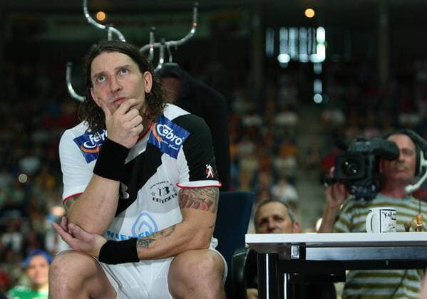Soll ich doch nicht aufhören? - Stefan Kretzschmar (Magdeburg) nachdenklich am Rande seines Abschiedsspiels Handball 1. BL Herren Stefan Kretzschmars Abschiedsspiel 2007, Abschied, SC Magdeburg Gladiators, SCM Gruppe Magdeburg Nachdenklichkeit, Handball 1. BL Herren Stefan Kretzschmars Abschiedsspiel 2007, Abschied, SC Magdeburg Gladiators, SCM Gruppe Magdeburg Nachdenklichkeit,