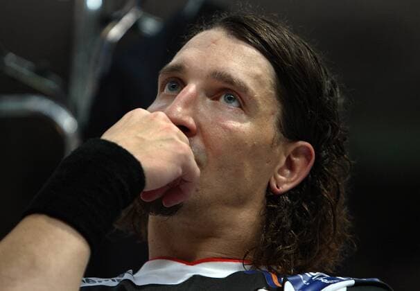 Stefan Kretzschmar (Magdeburg) fällt der Abschied von der Handballbühne sichtlich schwer Handball 1. BL Herren Stefan Kretzschmars Abschiedsspiel 2007, Abschied, SC Magdeburg Gladiators, SCM Einzelbild Magdeburg Handball 1. BL Herren Stefan Kretzschmars Abschiedsspiel 2007, Abschied, SC Magdeburg Gladiators, SCM Einzelbild Magdeburg
