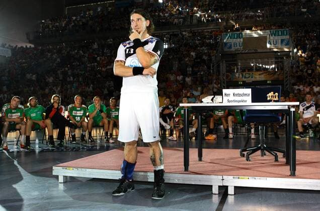 Stefan Kretzschmar (Magdeburg) wehmütig am Rande seines Abschiedsspiels Handball 1. BL Herren Stefan Kretzschmars Abschiedsspiel 2007, Abschied, SC Magdeburg Gladiators, SCM Gruppe Magdeburg Handball 1. BL Herren Stefan Kretzschmars Abschiedsspiel 2007, Abschied, SC Magdeburg Gladiators, SCM Gruppe Magdeburg