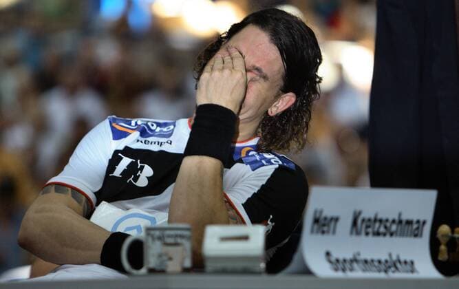 Stefan Kretzschmar (Magdeburg) kommen die Tränen am Rande seines Abschiedsspiels Handball 1. BL Herren Stefan Kretzschmars Abschiedsspiel 2007, Abschied, SC Magdeburg Gladiators, SCM Einzelbild Magdeburg Handball 1. BL Herren Stefan Kretzschmars Abschiedsspiel 2007, Abschied, SC Magdeburg Gladiators, SCM Einzelbild Magdeburg