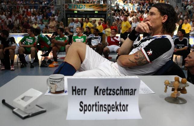 Stefan Kretzschmar (Magdeburg) wehmütig am Rande seines Abschiedsspiels Handball 1. BL Herren Stefan Kretzschmars Abschiedsspiel 2007, Abschied, SC Magdeburg Gladiators, SCM Einzelbild Magdeburg Handball 1. BL Herren Stefan Kretzschmars Abschiedsspiel 2007, Abschied, SC Magdeburg Gladiators, SCM Einzelbild Magdeburg