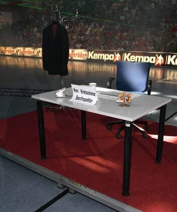 Herr Kretzschmar Sportinspektor - Stefan Kretzschmars (Magdeburg) neues Büro provisorisch aufgebaut am Rande seines Abschiedspiels Handball 1. BL Herren Stefan Kretzschmars Abschiedsspiel 2007, Abschied, SC Magdeburg Gladiators, SCM Einzelbild Sponsor, Werbepartner, Wirtschaft Magdeburg, Hasseröder Handball 1. BL Herren Stefan Kretzschmars Abschiedsspiel 2007, Abschied, SC Magdeburg Gladiators, SCM Einzelbild Sponsor, Werbepartner, Wirtschaft Magdeburg, Hasseröder