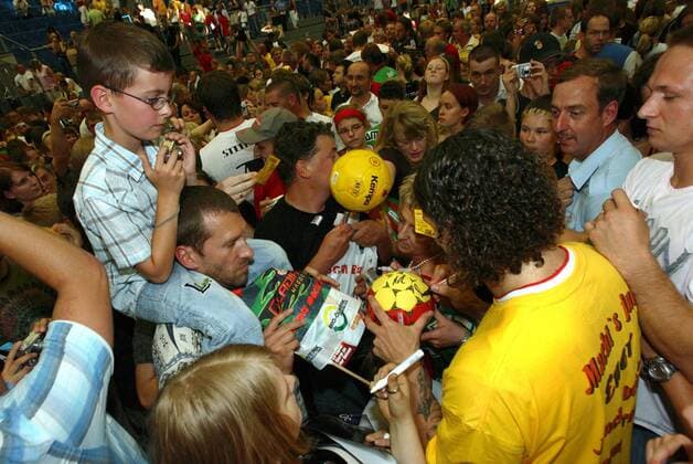 Stefan Kretzschmar (Magdeburg) erfüllt am Rande seines Abschiedsspiels zahlreiche Autogrammwünsche Handball 1. BL Herren Stefan Kretzschmars Abschiedsspiel 2007, Abschied, SC Magdeburg Gladiators, SCM Totale Magdeburg Handball 1. BL Herren Stefan Kretzschmars Abschiedsspiel 2007, Abschied, SC Magdeburg Gladiators, SCM Totale Magdeburg