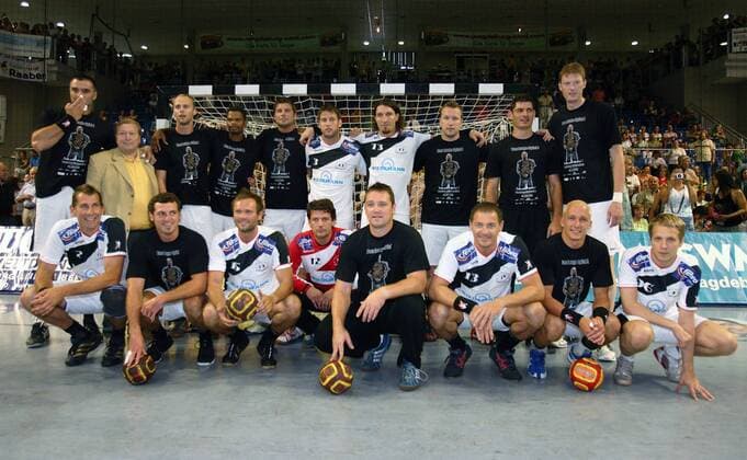 Gruppenfoto beim Abschiedsspiel von Stefan Kretzschmar (Magdeburg), h.v.li.: Nenad Perunicic, x, Ole Stefansson, Joel Abati, Daniel Stephan, Bennet Wiegert, Kretzschmar, Stefan Just, Henning Fritz, Volker Zerbe, vorn: Magnus Wislander, Florian Kehrmann... Handball 1. BL Herren Stefan Kretzschmars Abschiedsspiel 2007, Abschied, SC Magdeburg Gladiators, SCM Totale Comedy, Entertainer, Komiker, people, TV, Medien Magdeburg, Fernsehen, Patrik Handball 1. BL Herren Stefan Kretzschmars Abschiedsspiel 2007, Abschied, SC Magdeburg Gladiators, SCM Totale Comedy, Entertainer, Komiker, people, TV, Medien Magdeburg, Fernsehen, Patrik