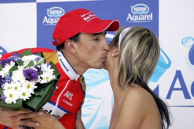 Mauricio Soler (Kolumbien Barloworld) gewinnt die 9. Etappe der Tour de France 2007 und holt sich seine Siegerküsschen ab Radsport Herren Tour de France 2007, ProTour, Straßenradsport, Straße, Rad Gruppe 9. Etappe: Val d Isere - Briancon, dIsere Freude, Radsport Herren Tour de France 2007, ProTour, Straßenradsport, Straße, Rad Gruppe 9. Etappe: Val d Isere - Briancon, dIsere Freude,