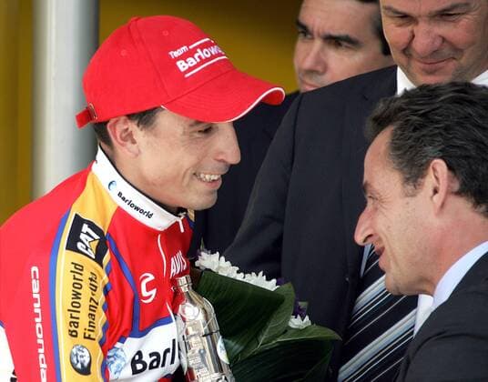 Mauricio Soler (Kolumbien Barloworld), Gewinner der 9. Etappe der Tour de France 2007, wird von Staatspräsident Nicolas Sarkozy (UMP Frankreich) beglückwünscht Radsport Herren Tour de France 2007, ProTour, Straßenradsport, Straße, Rad Gruppe 9. Etappe: Val d Isere - Briancon, dIsere Freude, Radsport Herren Tour de France 2007, ProTour, Straßenradsport, Straße, Rad Gruppe 9. Etappe: Val d Isere - Briancon, dIsere Freude,