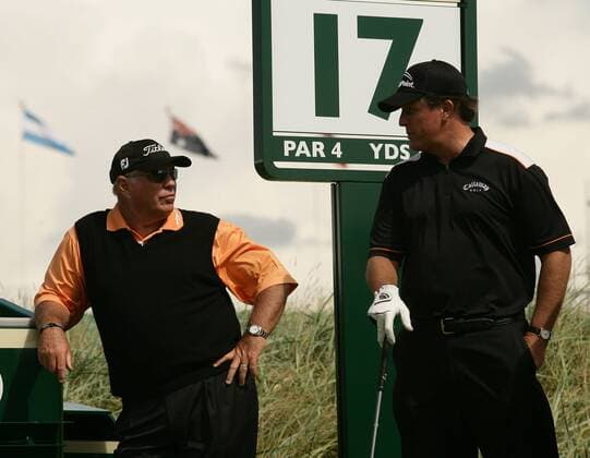Phil Mickelson (re.) und sein Trainer Butch Harmon (beide USA) im Gespräch -  (LON2007071705) Golf Herren British Open Championship 2007, European PGA Tour, Gruppe Carnoustie Golf Herren British Open Championship 2007, European PGA Tour, Gruppe Carnoustie