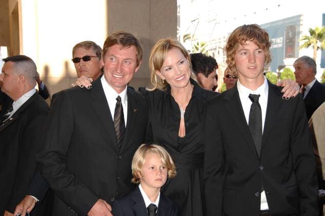 Head Coach Wayne Gretzky (Kanada Phoenix Coyotes) mit Ehefrau Janet Jones und zwei Söhnen bei den ESPY Awards 2007 Eishockey Herren ESPY Awards 2007 Award Ehrung Auszeichnung Sportlerehrung Sportlerauszeichnung Gruppe Los Angeles L.A. LA Eishockey Herren ESPY Awards 2007 Award Ehrung Auszeichnung Sportlerehrung Sportlerauszeichnung Gruppe Los Angeles L.A. LA