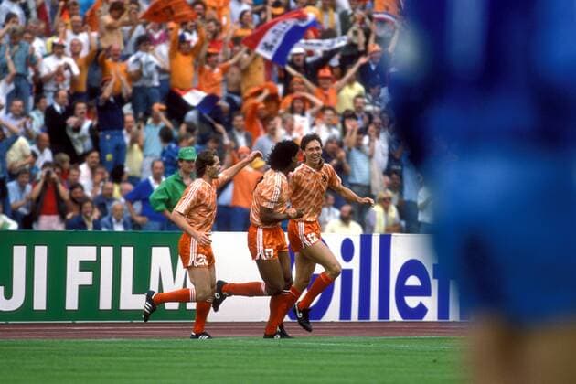 Fußball, EM Finale 1988 in München, Niederlande - Sowjetunion 2:0 Torjubel Niederlande, v.li.: Jan Wouters, Frank Rijkaard und Marco van Basten Fußball Länderspiel Herren EM 1988, Nationalmannschaft, Nationaltrikot, Finale, Endspiel Gruppe o0 Tor, Treffer München Freude, Begeisterung, Fußball Länderspiel Herren EM 1988, Nationalmannschaft, Nationaltrikot, Finale, Endspiel Gruppe o0 Tor, Treffer München Freude, Begeisterung,