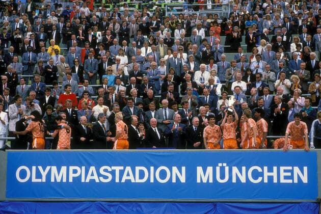 Fußball, EM Finale 1988 in München, Niederlande - Sowjetunion 2:0 EM Siegerehrung, vorn v.li.: x, Ruud Gullit, Berry van Aerle (beide Niederlande), DFB Präsident Hermann Neuberger (BRD), x, Ronald Koeman, x, UEFA Präsident Jacques Georges (Frankreich), Bundeskanzler Helmut Kohl (BR Deutschland), x, Gerald Vanenburg, ... Fußball Länderspiel Herren EM 1988, Nationalmannschaft, Nationaltrikot, Finale, Endspiel, Niederlande, Europameister, Trophäe Totale Sieg Funktionär Verbandsführung, Verband, Vorstand München, Olympiastadion, Gratulation, Glückwunsch Freude, Fußball Länderspiel Herren EM 1988, Nationalmannschaft, Nationaltrikot, Finale, Endspiel, Niederlande, Europameister, Trophäe Totale Sieg Funktionär Verbandsführung, Verband, Vorstand München, Olympiastadion, Gratulation, Glückwunsch Freude,