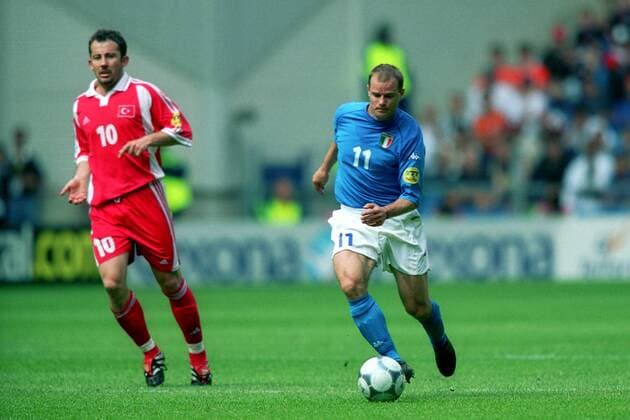 Gianluca Pessotto (Italien, re.) am Ball, Sergen Yalcin (Türkei) dahinter Fußball Länderspiel Herren EM 2000 Nationalmannschaft, Nationaltrikot Gruppe 2, Türkei - Italien 1:2, Vneg Gruppe Arnheim Arnhem Dynamik, Fußball Länderspiel Herren EM 2000 Nationalmannschaft, Nationaltrikot Gruppe 2, Türkei - Italien 1:2, Vneg Gruppe Arnheim Arnhem Dynamik,