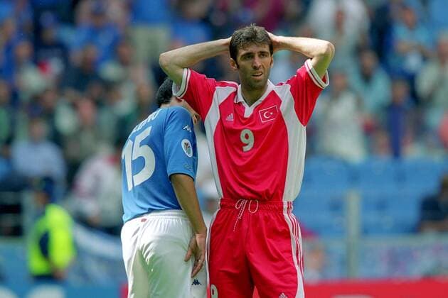Hakan Sükür (Türkei, re.) enttäuscht, Mark Iuliano (Italien) daneben Fußball Länderspiel Herren EM 2000 Nationalmannschaft, Nationaltrikot Gruppe 2, Türkei - Italien 1:2, Vneg Gruppe Arnheim Arnhem Verzweiflung, Fußball Länderspiel Herren EM 2000 Nationalmannschaft, Nationaltrikot Gruppe 2, Türkei - Italien 1:2, Vneg Gruppe Arnheim Arnhem Verzweiflung,