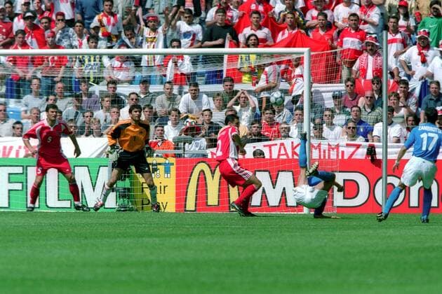 Torwart Rüstü Recber, Alpay Özalan (li.) und Tayfur Havutcu (alle Türkei, 3.v.li.) bestaunen das 0:1 durch Antonio Conte (Italien, 2.v.re.) Fußball Länderspiel Herren EM 2000 Nationalmannschaft, Nationaltrikot Gruppe 2, Türkei - Italien 1:2, Vneg Totale Arnheim Arnhem Spannung, Fußball Länderspiel Herren EM 2000 Nationalmannschaft, Nationaltrikot Gruppe 2, Türkei - Italien 1:2, Vneg Totale Arnheim Arnhem Spannung,