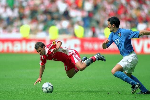 Gianluca Zambrotta (Italien, re.) bringt Okan Buruk (Türkei) zu Fall Fußball Länderspiel Herren EM 2000 Nationalmannschaft, Nationaltrikot Gruppe 2, Türkei - Italien 1:2, Vneg Gruppe Arnheim Arnhem Dynamik, Fußball Länderspiel Herren EM 2000 Nationalmannschaft, Nationaltrikot Gruppe 2, Türkei - Italien 1:2, Vneg Gruppe Arnheim Arnhem Dynamik,