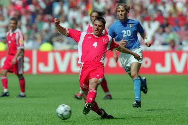 Fatih Akyel (Türkei) am Ball Fußball Länderspiel Herren EM 2000 Nationalmannschaft, Nationaltrikot Gruppe 2, Türkei - Italien 1:2, Vneg Einzelbild Arnheim Arnhem Dynamik, Fußball Länderspiel Herren EM 2000 Nationalmannschaft, Nationaltrikot Gruppe 2, Türkei - Italien 1:2, Vneg Einzelbild Arnheim Arnhem Dynamik,