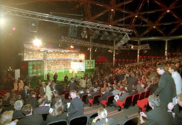 Voll besetzte Ränge während der Endrundenauslosung zur EM 2000 in Brüssel Fußball Herren Vorschau 1999 EM 2000, Auslosung Ziehung Gruppenauslosung Gruppenziehung auslosen losen Vneg Totale Brüssel Fußball Herren Vorschau 1999 EM 2000, Auslosung Ziehung Gruppenauslosung Gruppenziehung auslosen losen Vneg Totale Brüssel
