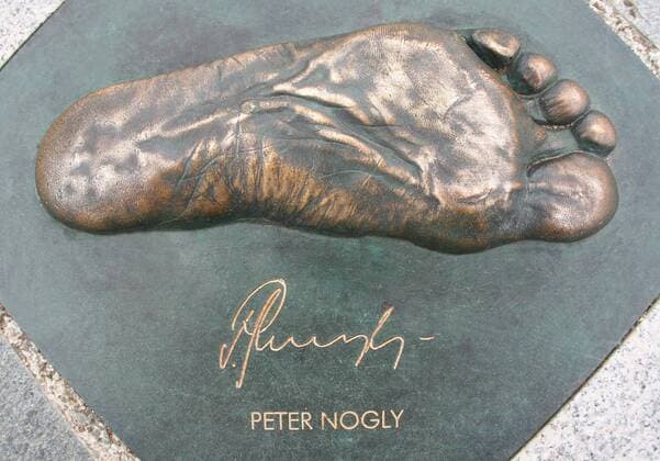 Bronzener Fußabdruck - Fußsohle von Peter Nogly mit Signatur Fußball 1. BL Herren Saison 2006 2007 HSV Hamburger SV Denkmal Fuß Bronze Fußabdruck Unterschrift Namenszug Einzelbild Hamburg Fußball 1. BL Herren Saison 2006 2007 HSV Hamburger SV Denkmal Fuß Bronze Fußabdruck Unterschrift Namenszug Einzelbild Hamburg