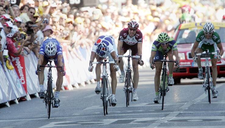 Zielankunft bei der 10. Etappe der Tour de France 2007, v.li. Etappensieger Cedric Vasseur (Quick Step Innergetic), Sandy Casar (beide Frankreich Francaise des Jeux), Jens Voigt (Deutschland CSC) und Michael Albasini (Schweiz Liquigas) Radsport Herren Tour de France 2007, ProTour, Straßenradsport, Straße, Rad Gruppe 10. Etappe: Tallard - Marseille Radsport Herren Tour de France 2007, ProTour, Straßenradsport, Straße, Rad Gruppe 10. Etappe: Tallard - Marseille