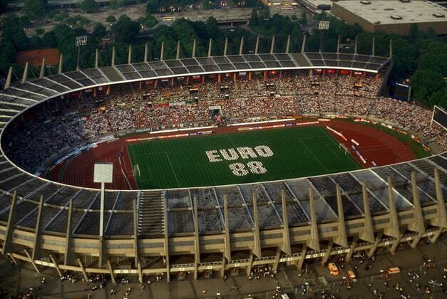 Das ausverkaufte Düsseldorfer Rheinstadion während der Eröffnungsfeier der Euro 1988 aus der Vogelperspektive Fußball Länderspiel Herren EM 1988 Eröffnung Eröffnungsfeier Feier Zeremonie Veranstaltung Eröffnungsspiel Vdia Totale Rheinstadion Schriftzug Düsseldorf Fußball Länderspiel Herren EM 1988 Eröffnung Eröffnungsfeier Feier Zeremonie Veranstaltung Eröffnungsspiel Vdia Totale Rheinstadion Schriftzug Düsseldorf