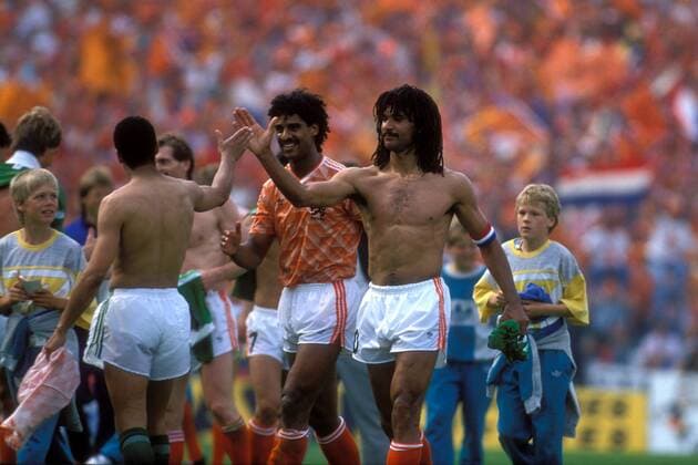 Ruud Gullit (re.) und Frank Rijkaard (beide Niederlande, 2.v.re.) - Schlußjubel und Trikottausch mit einem Gegenspieler Fußball Länderspiel Herren EM 1988 Nationalmannschaft, Nationaltrikot Niederlande - Irland 1:0 Gruppe 2 Vdia Gruppe Gelsenkirchen Freude, Kameradschaft, Fußball Länderspiel Herren EM 1988 Nationalmannschaft, Nationaltrikot Niederlande - Irland 1:0 Gruppe 2 Vdia Gruppe Gelsenkirchen Freude, Kameradschaft,