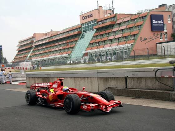 Felipe Massa (Brasilien Ferrari) in seinem Boliden vor dem Dorint Hotel am Nürburgring Motorsport Grand Prix Herren Großer Preis von Europa 2007, Formel 1 Weltmeisterschaft, F1, F, GP, WM, Freies Training Einzelbild Nürburgring Nürburg Motorsport Grand Prix Herren Großer Preis von Europa 2007, Formel 1 Weltmeisterschaft, F1, F, GP, WM, Freies Training Einzelbild Nürburgring Nürburg