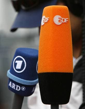 Mikrofone von ZDF und ARD Grand Prix Herren Journalismus 2007, Sportjournalismus Gruppe Nürburg Grand Prix Herren Journalismus 2007, Sportjournalismus Gruppe Nürburg