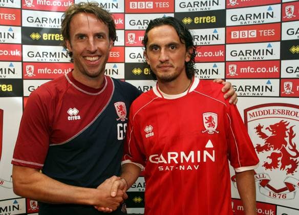 Trainer Gareth Southgate (li.) präsentiert Neuzugang Tuncay Sanli (beide Middlesbrough) -  Fußball Herren English Premier League 2007 2008, 1. Englische Liga, FC Middlesbrough Gruppe Middlesbrough Fußball Herren English Premier League 2007 2008, 1. Englische Liga, FC Middlesbrough Gruppe Middlesbrough