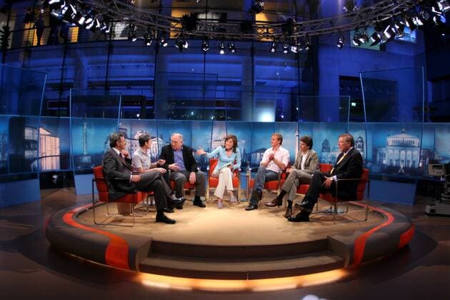 Moderatorin Maybrit Illner hat zum Thema Doping im Radsport geladen, v.li.: ZDF Chefredakteur Nikolaus Brender, Sylvia Schenk, Dopingexperte Prof. Dr. Werner Franke, Jörg Jaksche, Pressesprecher Christian Frommert (T Mobile) und Dr. Peter Danckert (SPD) Radsport Herren Maybrit Illner 2007, Sendung Fernsehsendung Talksendung Talkshow Talk Show Fernsehen Medien TV Totale Molekularbiologe Doping Antidoping Berlin Wissenschaftler Kritiker Dopingkritiker Radsport Herren Maybrit Illner 2007, Sendung Fernsehsendung Talksendung Talkshow Talk Show Fernsehen Medien TV Totale Molekularbiologe Doping Antidoping Berlin Wissenschaftler Kritiker Dopingkritiker