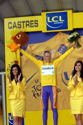 Mickael Rasmussen (Dänemark Rabobank) im gelben Trikot bei der Siegerehrung zur 12. Etappe der Tour de France 2007 - Radsport Herren Tour de France 2007, ProTour, Straßenradsport, Straße, Rad, Gruppe 12. Etappe: Montpellier - Castres Freude, Radsport Herren Tour de France 2007, ProTour, Straßenradsport, Straße, Rad, Gruppe 12. Etappe: Montpellier - Castres Freude,