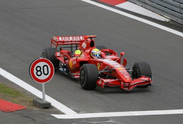 Felipe Massa (Brasilien Ferrari) passiert die Geschwindigkeitsbegrenzung am Anfang der Boxeneinfahrt Motorsport Grand Prix Herren Großer Preis von Europa 2007, Formel 1 Weltmeisterschaft, F1, F, GP, WM, freies Training Einzelbild Nürburgring Nürburg Motorsport Grand Prix Herren Großer Preis von Europa 2007, Formel 1 Weltmeisterschaft, F1, F, GP, WM, freies Training Einzelbild Nürburgring Nürburg
