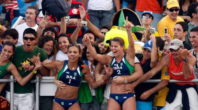 Larissa Franca (re.) und Juliana Felisberta da Silva (beide Brasilien) nehmen ein Bad in der Menge -  Beachvolleyball Damen PanAmerican Games 2007 Pan American Panamerikanische Spiele America Am Amerika, Beach, Gruppe Rio de Janeiro Freude, Begeisterung, Beachvolleyball Damen PanAmerican Games 2007 Pan American Panamerikanische Spiele America Am Amerika, Beach, Gruppe Rio de Janeiro Freude, Begeisterung,