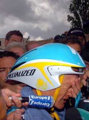 Alexandre Vinokourov (Kasachstan Astana) gewinnt die 13. Etappe der Tour de France 2007 und wird im Ziel von Reportern in Beschlag genommen - Radsport Herren Tour de France 2007, Straßenradsport, Straße, ProTour, Rad, Zeitfahren, Einzelzeitfahren, Vdig Einzelbild Fernsehübertragung, Mikrofon, 13. Etappe: Albi- Albi Mikrofone, Interview Erschöpfung, Radsport Herren Tour de France 2007, Straßenradsport, Straße, ProTour, Rad, Zeitfahren, Einzelzeitfahren, Vdig Einzelbild Fernsehübertragung, Mikrofon, 13. Etappe: Albi- Albi Mikrofone, Interview Erschöpfung,