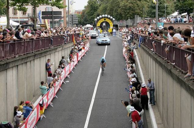 Enrico Poitschke (Deutschland Milram) fährt in einen Tunnel Radsport Herren Tour de France 2007, ProTour, Straßenradsport, Rad, Straße, Zeitfahren, Einzelzeitfahren, Vdig Totale 13. Etappe: Albi - Albi Radsport Herren Tour de France 2007, ProTour, Straßenradsport, Rad, Straße, Zeitfahren, Einzelzeitfahren, Vdig Totale 13. Etappe: Albi - Albi