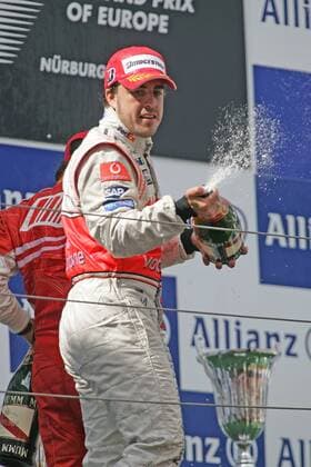 Fernando Alonso (Spanien McLaren Mercedes) jubelt über den Sieg beim Großen Preis von Europa 2007 auf dem Nürburgring - Motorsport Grand Prix Herren Großer Preis von Europa 2007, Formel 1 Weltmeisterschaft, F1, F, GP, WM Einzelbild Nürburgring Nürburg Freude, Motorsport Grand Prix Herren Großer Preis von Europa 2007, Formel 1 Weltmeisterschaft, F1, F, GP, WM Einzelbild Nürburgring Nürburg Freude,