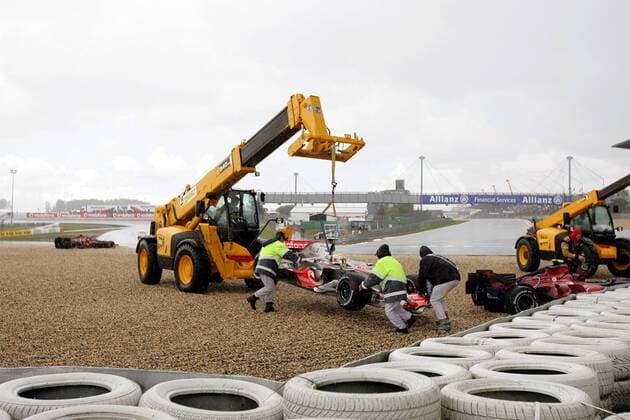 Glück im Unglück - Lewis Hamilton (England McLaren Mercedes), der nach einem Fehler im Castrol S des Nürburgrings im Kiesbett gelandet ist, wird von einem Kran zurück auf die Strecke gehievt - Motorsport Grand Prix Herren Großer Preis von Europa 2007, Formel 1 Weltmeisterschaft, F1, F, GP, WM Totale Nürburgring Nürburg Motorsport Grand Prix Herren Großer Preis von Europa 2007, Formel 1 Weltmeisterschaft, F1, F, GP, WM Totale Nürburgring Nürburg