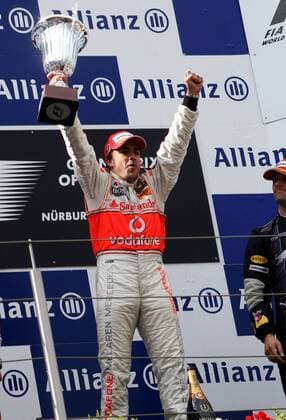 Fernando Alonso (Spanien McLaren Mercedes) präsentiert den Pokal für den Gewinn beim GP von Europa 2007 Motorsport Grand Prix Herren Großer Preis von Europa 2007, Formel 1 Weltmeisterschaft, F1, F, GP, WM Einzelbild Nürburgring Nürburg Freude, Motorsport Grand Prix Herren Großer Preis von Europa 2007, Formel 1 Weltmeisterschaft, F1, F, GP, WM Einzelbild Nürburgring Nürburg Freude,