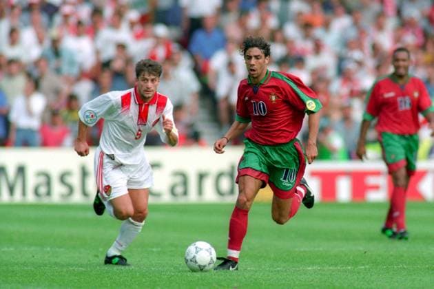 Rui Costa (Portugal, re.) gegen Tugay Kerimoglu (Türkei) Fußball Länderspiel Herren EM 1996, Nationalmannschaft, Nationaltrikot, Gruppe 4, Portugal - Türkei 1:0, Vneg Gruppe Nottingham Dynamik, Fußball Länderspiel Herren EM 1996, Nationalmannschaft, Nationaltrikot, Gruppe 4, Portugal - Türkei 1:0, Vneg Gruppe Nottingham Dynamik,