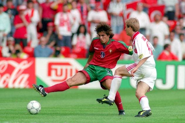 Sa Pinto (Portugal, li.) gegen Ercan Abdullah (Türkei) Fußball Länderspiel Herren EM 1996, Nationalmannschaft, Nationaltrikot, Gruppe 4, Portugal - Türkei 1:0, Vneg Gruppe Nottingham Dynamik, Fußball Länderspiel Herren EM 1996, Nationalmannschaft, Nationaltrikot, Gruppe 4, Portugal - Türkei 1:0, Vneg Gruppe Nottingham Dynamik,
