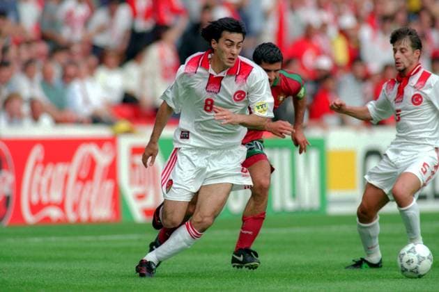 Ogün Temizkanoglu (li.) und Tugay Kerimoglu (beide Türkei, re.) gegen Luis Figo (Portugal) Fußball Länderspiel Herren EM 1996, Nationalmannschaft, Nationaltrikot, Gruppe 4, Portugal - Türkei 1:0, Vneg Gruppe Nottingham Dynamik, Fußball Länderspiel Herren EM 1996, Nationalmannschaft, Nationaltrikot, Gruppe 4, Portugal - Türkei 1:0, Vneg Gruppe Nottingham Dynamik,