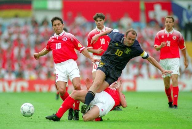 Gary McAllister (Schottland, re.) gegen Marcel Koller (li.) und Stephane Henchoz (beide Schweiz) Fußball Länderspiel Herren EM 1996 Nationalmannschaft, Nationaltrikot Gruppe 1 Schottland - Schweiz 1:0, Vneg Gruppe Birmingham Dynamik, Kampf, Fußball Länderspiel Herren EM 1996 Nationalmannschaft, Nationaltrikot Gruppe 1 Schottland - Schweiz 1:0, Vneg Gruppe Birmingham Dynamik, Kampf,