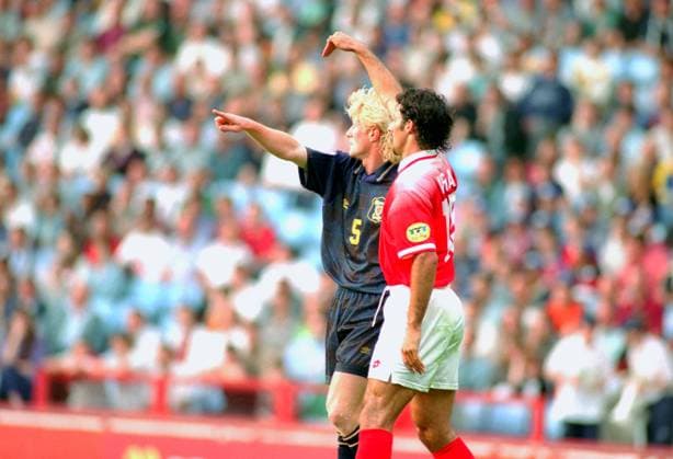 Colin Hendry (Schottland, li.) und Ramon Vega (Schweiz) geben jeweils verschiedene Anweisungen Fußball Länderspiel Herren EM 1996, Nationalmannschaft, Nationaltrikot Gruppe 1, Schottland - Schweiz 1:0, Vneg Gruppe Birmingham Fußball Länderspiel Herren EM 1996, Nationalmannschaft, Nationaltrikot Gruppe 1, Schottland - Schweiz 1:0, Vneg Gruppe Birmingham