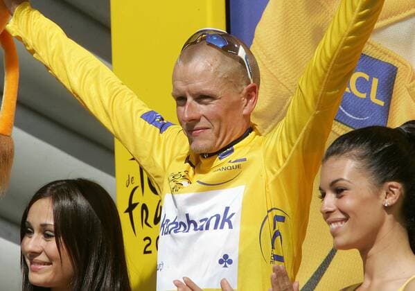 Mickael Rasmussen (Dänemark Rabobank) jubelt im gelben Trikot auf dem Podium auf 15. Etappe der Tour de France 2007 Radsport Herren Tour de France 2007, ProTour, Straßenradsport, Straße, Rad Gruppe 15. Etappe: Foix - Loudenvielle le Louron Freude, Radsport Herren Tour de France 2007, ProTour, Straßenradsport, Straße, Rad Gruppe 15. Etappe: Foix - Loudenvielle le Louron Freude,