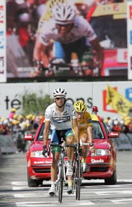 Alberto Contador (Spanien Discovery Channel, li.) kommt vor Mickael Rasmussen (Dänemark Rabobank) ins Ziel Radsport Herren Tour de France 2007, ProTour, Straßenradsport, Straße, Rad Gruppe 15. Etappe: Foix - Loudenvielle le Louron Radsport Herren Tour de France 2007, ProTour, Straßenradsport, Straße, Rad Gruppe 15. Etappe: Foix - Loudenvielle le Louron