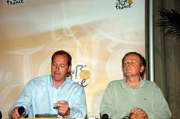 Tourdirektor Christian Prudhomme (li.) und ASO Präsident Patrice Clerc (beide Frankreich) äußern sich während einer Pressekonferenz zum Ausschluss des unter Dopingverdacht stehenden Teams Astana von der Tour de France 2007 - Radsport Herren Tour de France 2007, ProTour, Straßenradsport, Rad, Straße, Pressekonferenz, Pressetermin Gruppe Pau Radsport Herren Tour de France 2007, ProTour, Straßenradsport, Rad, Straße, Pressekonferenz, Pressetermin Gruppe Pau