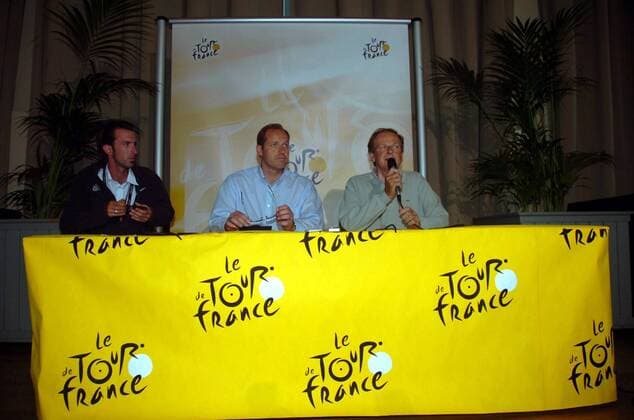 Tourdirektor Christian Prudhomme (2.v.re..) und ASO Präsident Patrice Clerc (beide Frankreich, re.) äußern sich zum Dopingskandal um Alexandre Vinokourov (Kasachstan) und zum Ausschluss des Teams Astana von der Tour de France - Radsport Herren Tour de France 2007, ProTour, Straßenradsport, Rad, Straße, Pressekonferenz, Pressetermin Gruppe Logo Emblem Tourlogo Touremblem Veranstaltungslogo Pau Radsport Herren Tour de France 2007, ProTour, Straßenradsport, Rad, Straße, Pressekonferenz, Pressetermin Gruppe Logo Emblem Tourlogo Touremblem Veranstaltungslogo Pau