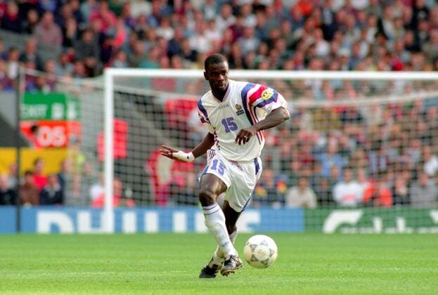 Lilian Thuram (Frankreich) am Ball Fußball Länderspiel Herren EM 1996 Nationalmannschaft, Nationaltrikot, Gruppe 2 Vneg Einzelbild Leeds Dynamik, Fußball Länderspiel Herren EM 1996 Nationalmannschaft, Nationaltrikot, Gruppe 2 Vneg Einzelbild Leeds Dynamik,