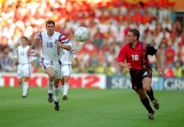 Zinedine Zidane (Frankreich, li.) und Jorge Otero (Spanien) versuchen den Ball zu erreichen Fußball Länderspiel Herren EM 1996 Nationalmannschaft, Nationaltrikot, Gruppe 2 Frankreich - Spanien 1:1 Vneg Gruppe Leeds Dynamik, Fußball Länderspiel Herren EM 1996 Nationalmannschaft, Nationaltrikot, Gruppe 2 Frankreich - Spanien 1:1 Vneg Gruppe Leeds Dynamik,