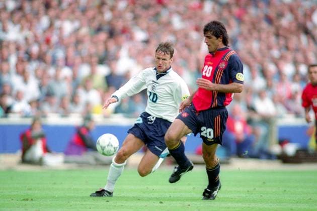 Teddy Sheringham (England, li.) gegen Miguel Angel Nadal (Spanien) Fußball Länderspiel Herren EM 1996, Nationalmannschaft, Nationaltrikot, Viertelfinale, England - Spanien 4:2 n.E., Vneg Gruppe London Dynamik, Fußball Länderspiel Herren EM 1996, Nationalmannschaft, Nationaltrikot, Viertelfinale, England - Spanien 4:2 n.E., Vneg Gruppe London Dynamik,