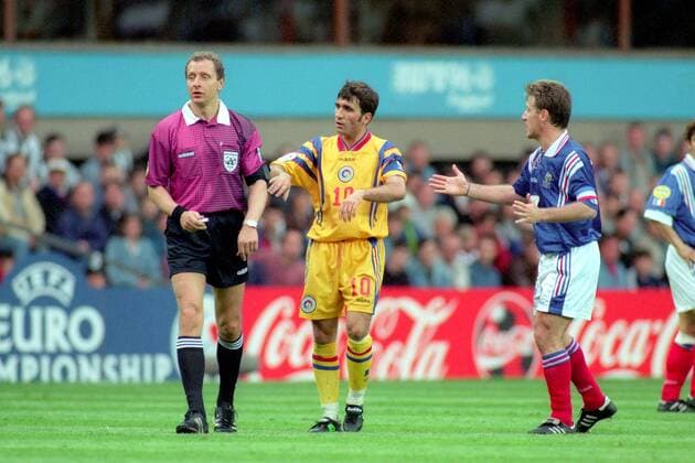 Gheorghe Hagi (Rumänien, Mitte) beschwert sich bei FIFA Schiedsrichter Hellmut Krug (Deutschland), Didier Deschamps (Frankreich) hält dagegen Fußball Länderspiel Herren EM 1996, Nationalmannschaft, Nationaltrikot Gruppe 2 Frankreich - Rumänien 1:0, Vneg Gruppe Newcastle Spannung, Fußball Länderspiel Herren EM 1996, Nationalmannschaft, Nationaltrikot Gruppe 2 Frankreich - Rumänien 1:0, Vneg Gruppe Newcastle Spannung,