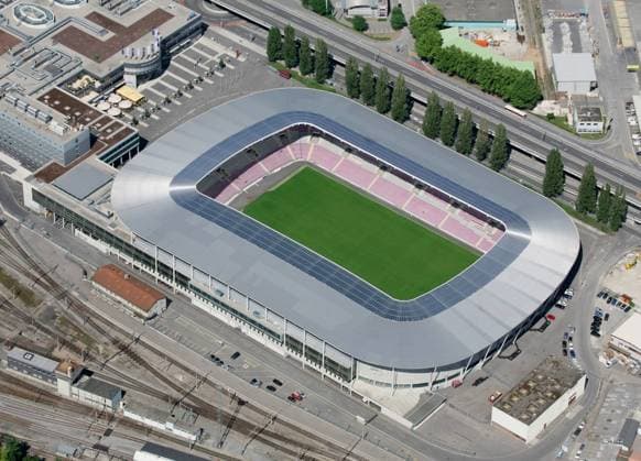 Luftbild des Stade de Geneve - Heimspielstätte des Servette FC Genf und Austragungsort der Euro 2008 Fußball EM Herren Vorschau 2007, EM 2008, Austragungsort, Wettkampfstätte, Spielstätten, Totale Genf Fußball EM Herren Vorschau 2007, EM 2008, Austragungsort, Wettkampfstätte, Spielstätten, Totale Genf